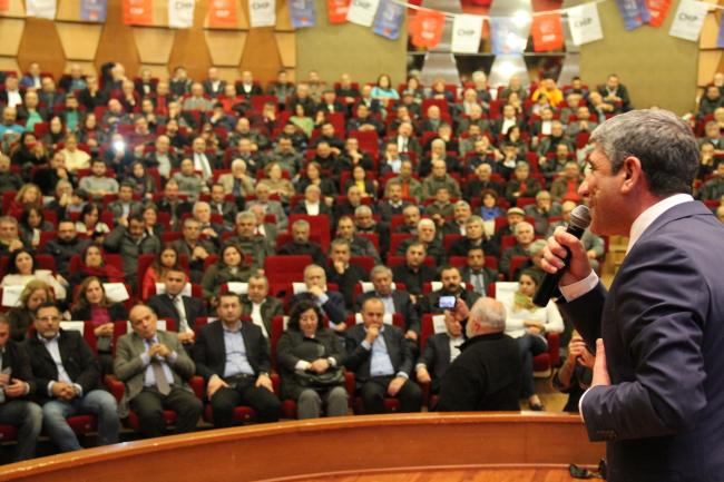 Konuşmaları Sık Sık alkışlarla Kesildi