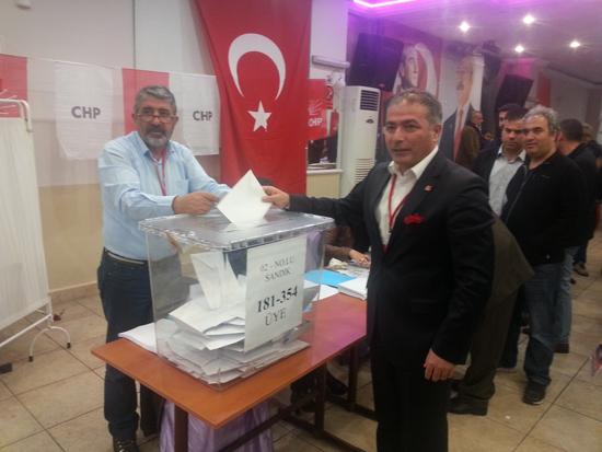 CHP Tuzla İlçe Başkanı Mimar Ali Çelik, oyunu kullanırken